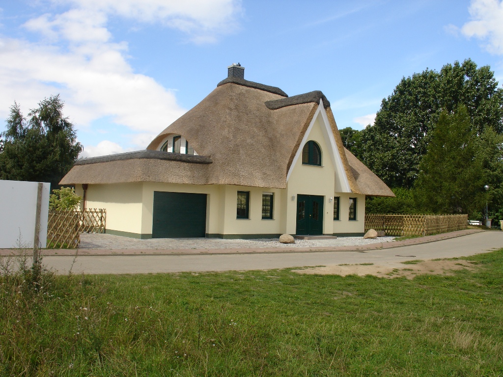 Traumhaus mit Reetdach mit dem Grundstück